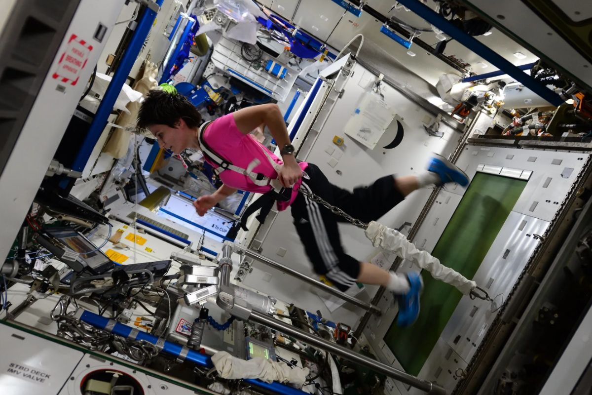 L'astronauta dell'ESA (Agenzia Spaziale Europea) Samantha Cristoforetti corre sul tapis roulant T2 della Stazione Spaziale Internazionale