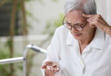 donna con alzheimer che prende i farmaci