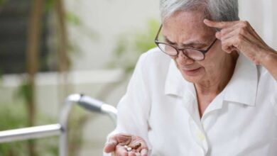 donna con alzheimer che prende i farmaci