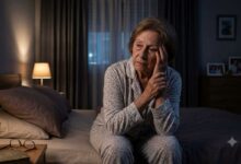 anziana che non riesce a dormire di notte perché ha problemi di pressione