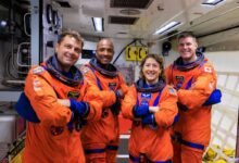 Gli astronauti del programma Artemis II (da sinistra a destra): Reid Wiseman, Victor Glover, Christina Koch e Jeremy Hansen