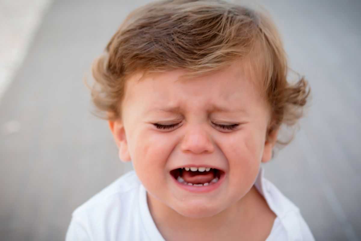 bambino in primo piano che piange