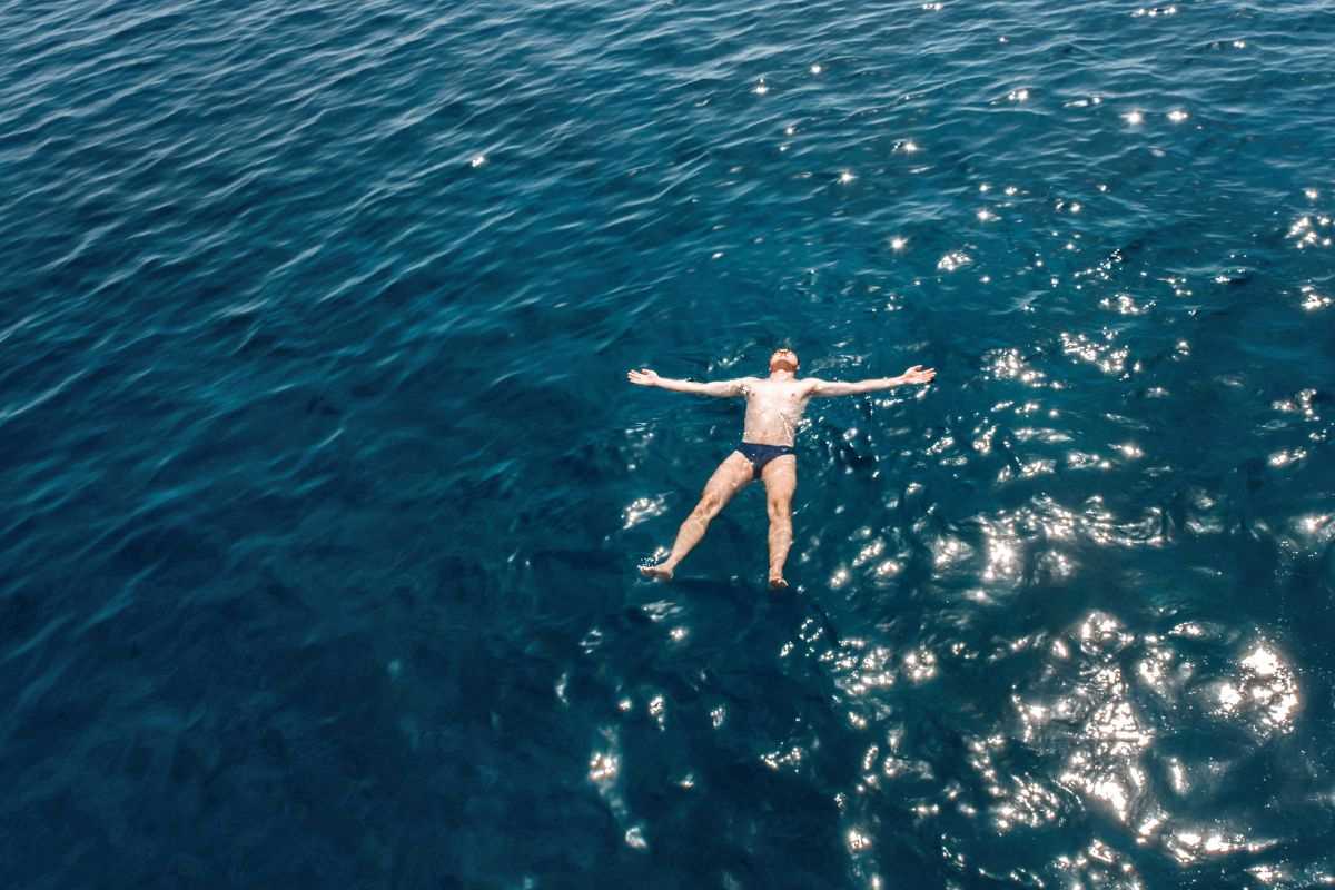 uomo rilassato in mezzo al mare