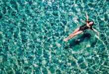 donna che nuota in mezzo al mare