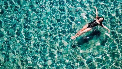 donna che nuota in mezzo al mare