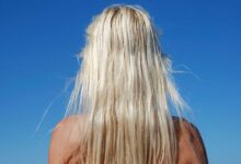donna di spalle con primo piano sui capelli danneggiati