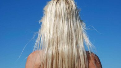 donna di spalle con primo piano sui capelli danneggiati