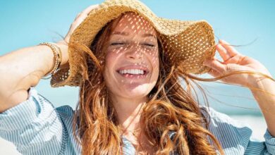 donna sotto al sole che muove i capelli