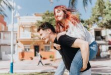 ragazza che ride in spalletta a un ragazzo