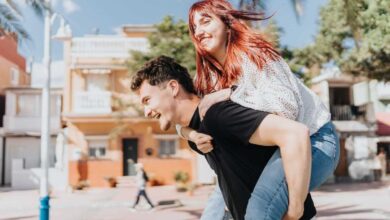 ragazza che ride in spalletta a un ragazzo