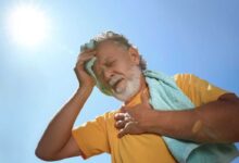 uomo anziano sotto al sole che inizia a manifestare sintomi di disidratazione