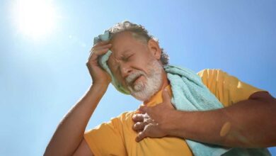 uomo anziano sotto al sole che inizia a manifestare sintomi di disidratazione