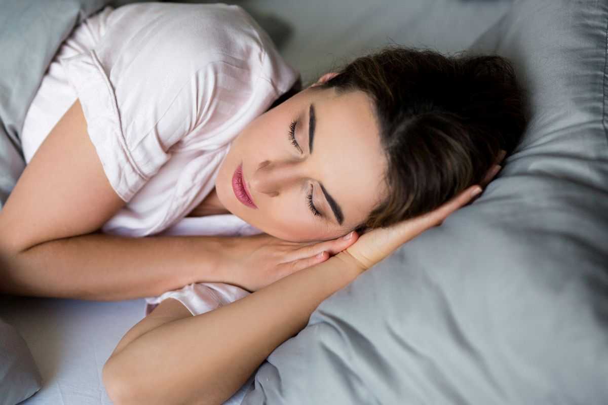 donna che è andata a letto senza struccarsi