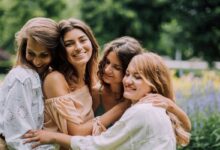 donne abbracciate