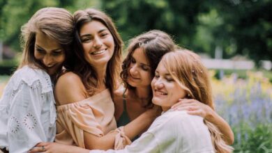 donne abbracciate