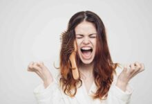 una donna con una spazzola tra i capelli grida