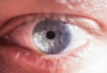 primissimo piano di un occhio azzurro