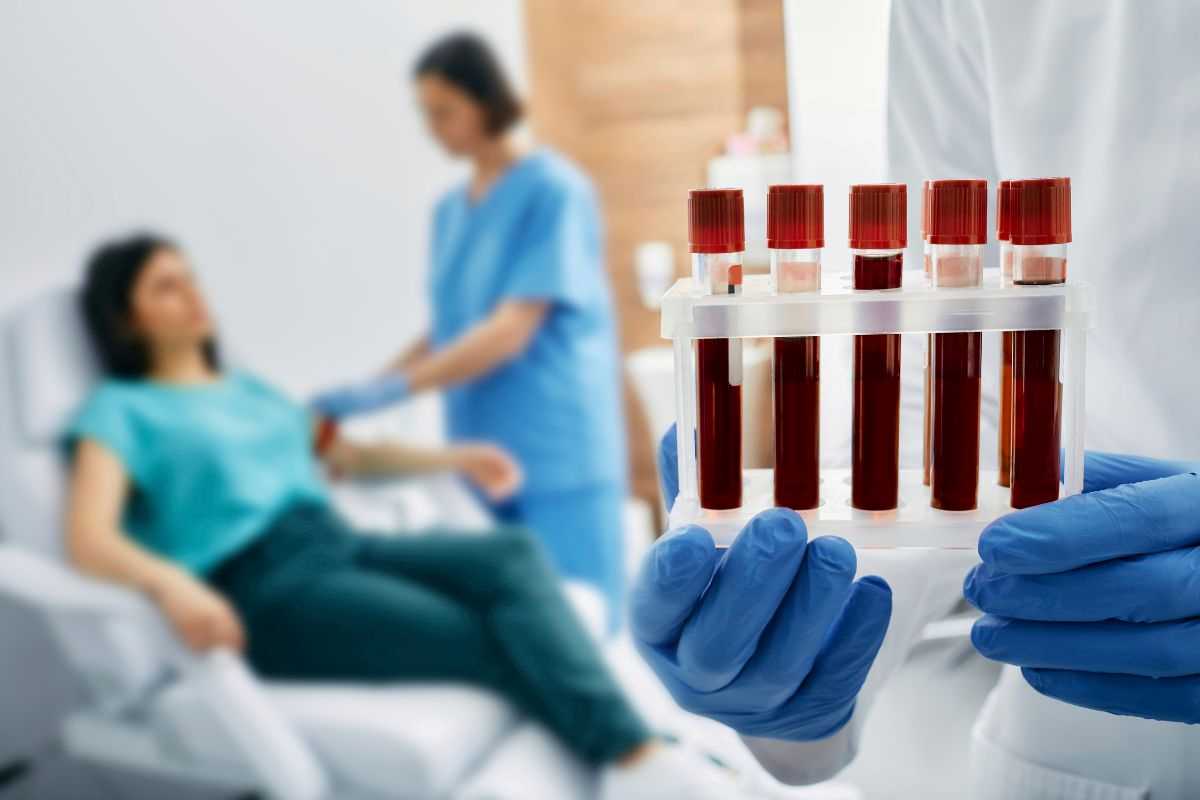donna che si sottopone agli esami del sangue