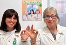 Antonella Cucinotta (a destra), titolare della Farmacia Calvi di Genova, con la figlia Lia Franconeri, anche lei farmacista