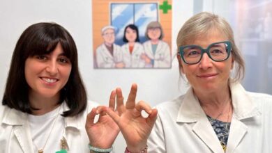 Antonella Cucinotta (a destra), titolare della Farmacia Calvi di Genova, con la figlia Lia Franconeri, anche lei farmacista