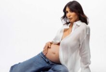 giorgia venturini posa col pancione seduta con jeans e camicia bianca per la fotografa eleonora cova