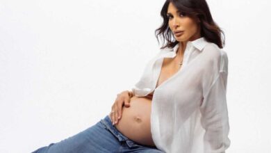 giorgia venturini posa col pancione seduta con jeans e camicia bianca per la fotografa eleonora cova