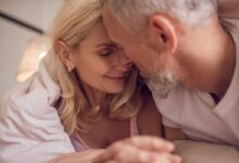 coppia di adulti che si lascia andare ad effusioni