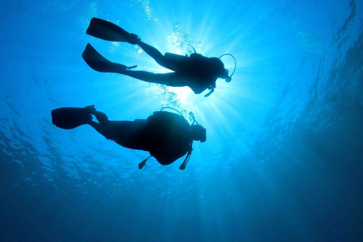 sub che stanno risalendo dopo immersione