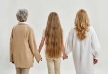 bambina al centro che tiene la mano della mamma e della nonna