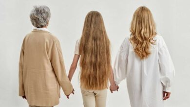 bambina al centro che tiene la mano della mamma e della nonna