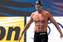 luca dotto fuori dalla vasca con costume, cuffia e occhialini