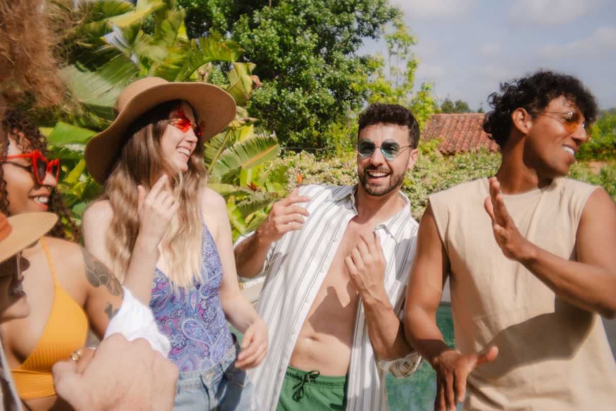 ragazzi che ballano di giorno in estate