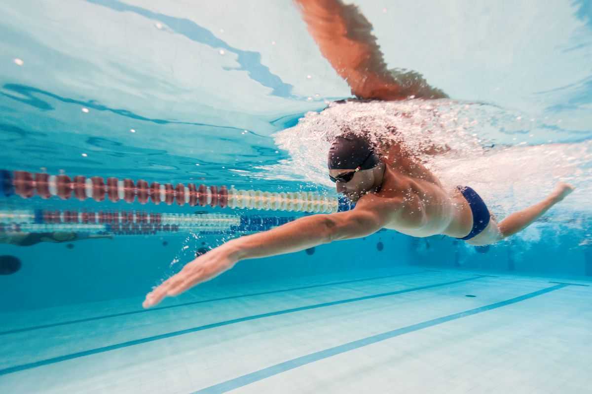 uomo che fa nuoto
