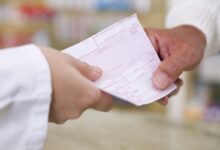 un paziente consegna la ricetta a un medico