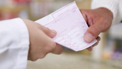un paziente consegna la ricetta a un medico