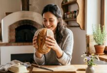donna che sente l'odore del pane e ne è estasiata