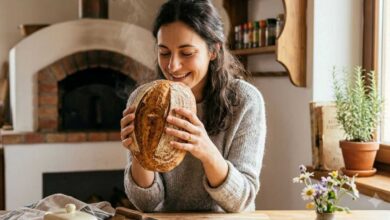 donna che sente l'odore del pane e ne è estasiata