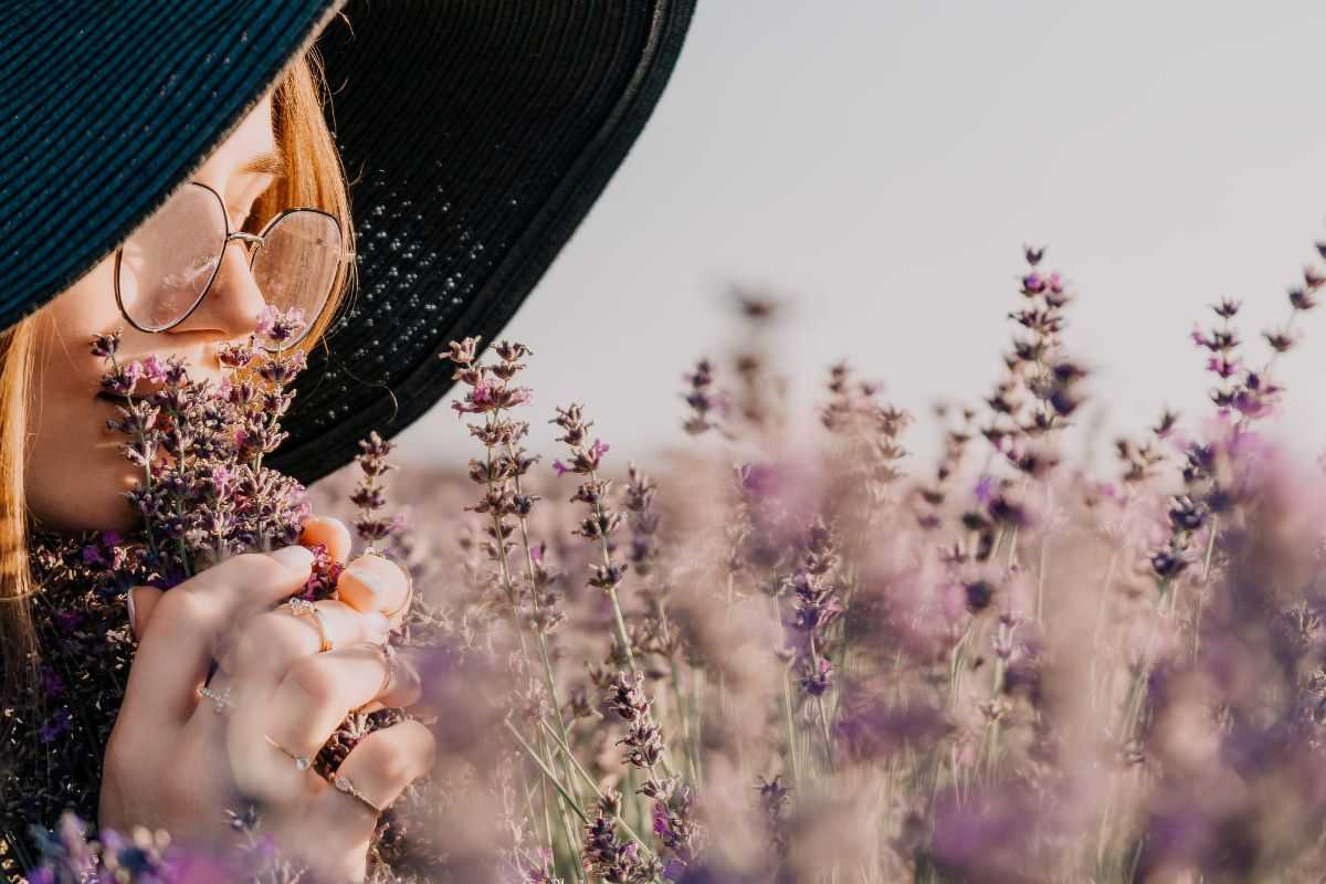 donna che sente il profumo della lavanda