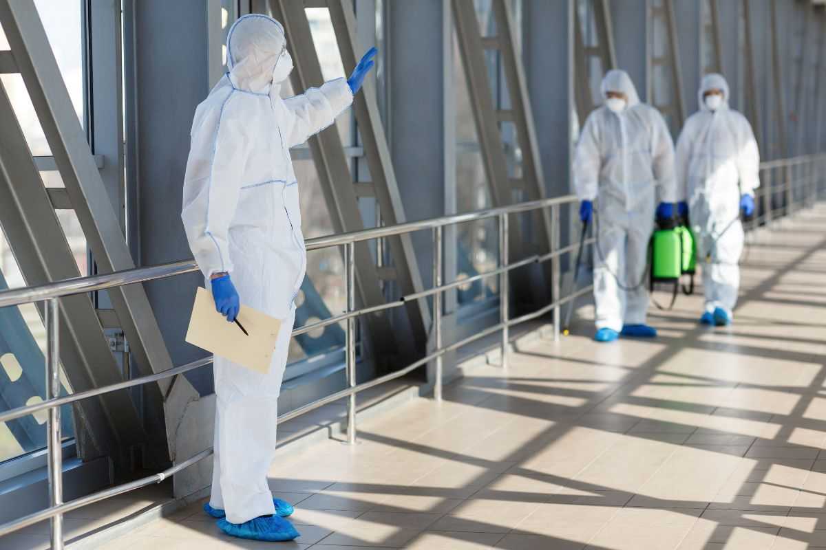 medici con tute isolamento che sanificano una zona dell'ospedale