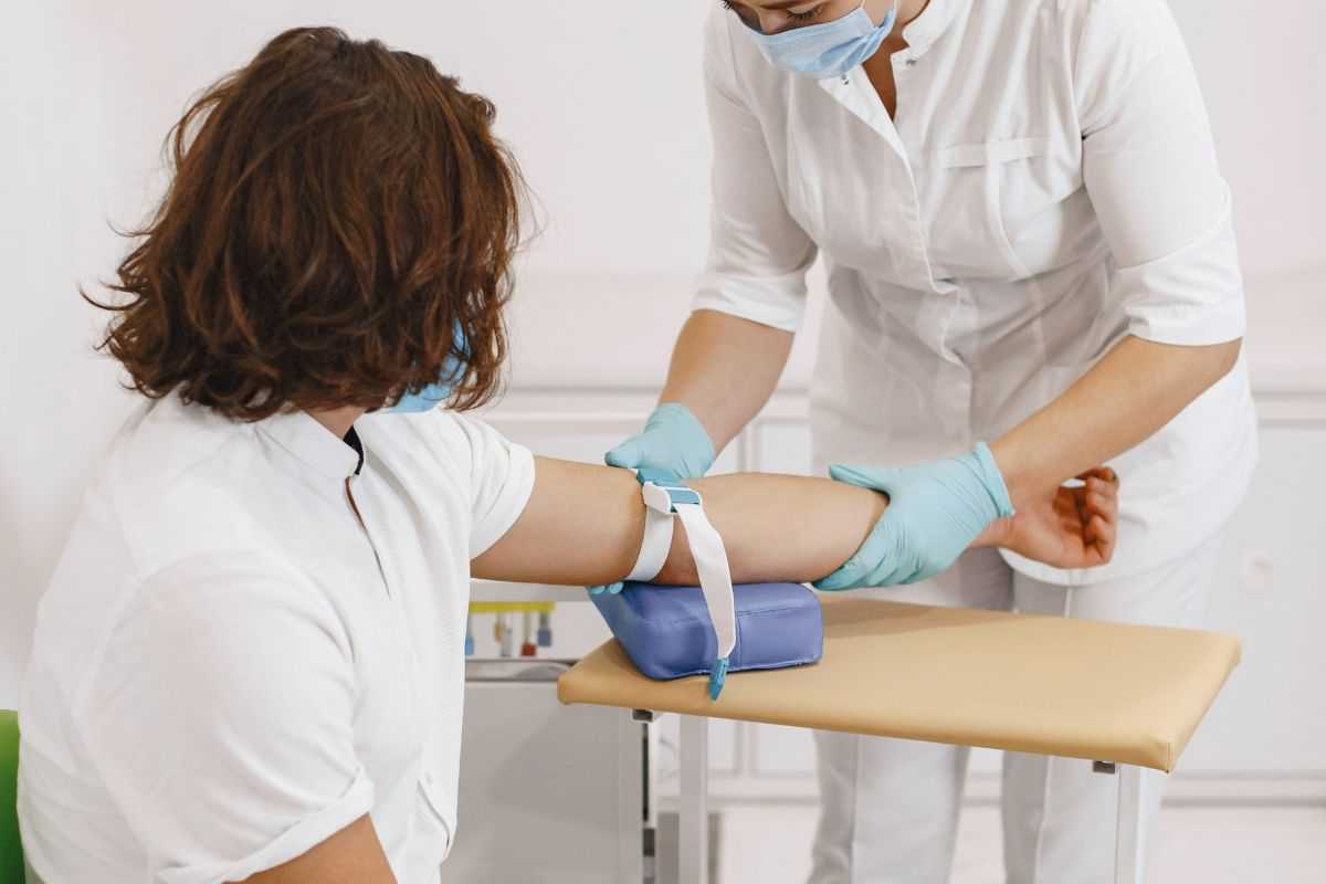 ragazzo che si sottopone a prelievo di sangue