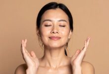 donna che pratica skin fasting, cioè sospende l'uso di cosmetici per un certo periodo