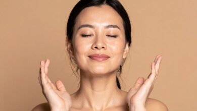 donna che pratica skin fasting, cioè sospende l'uso di cosmetici per un certo periodo
