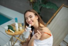 donna che fa skincare estiva con prodotti di bellezza