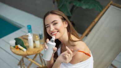 donna che fa skincare estiva con prodotti di bellezza
