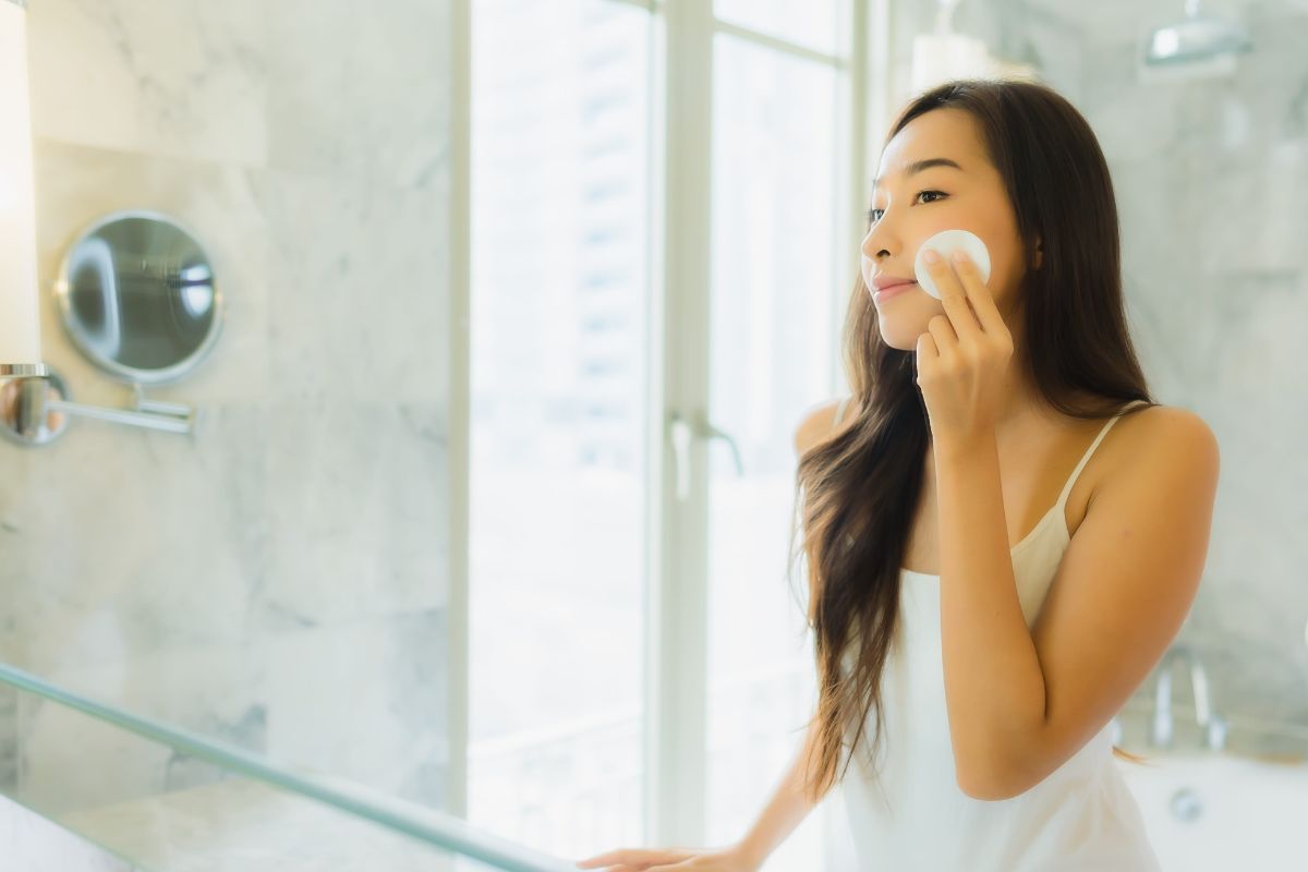 donna che fa skincare giapponese, anche chiamata j-beauty