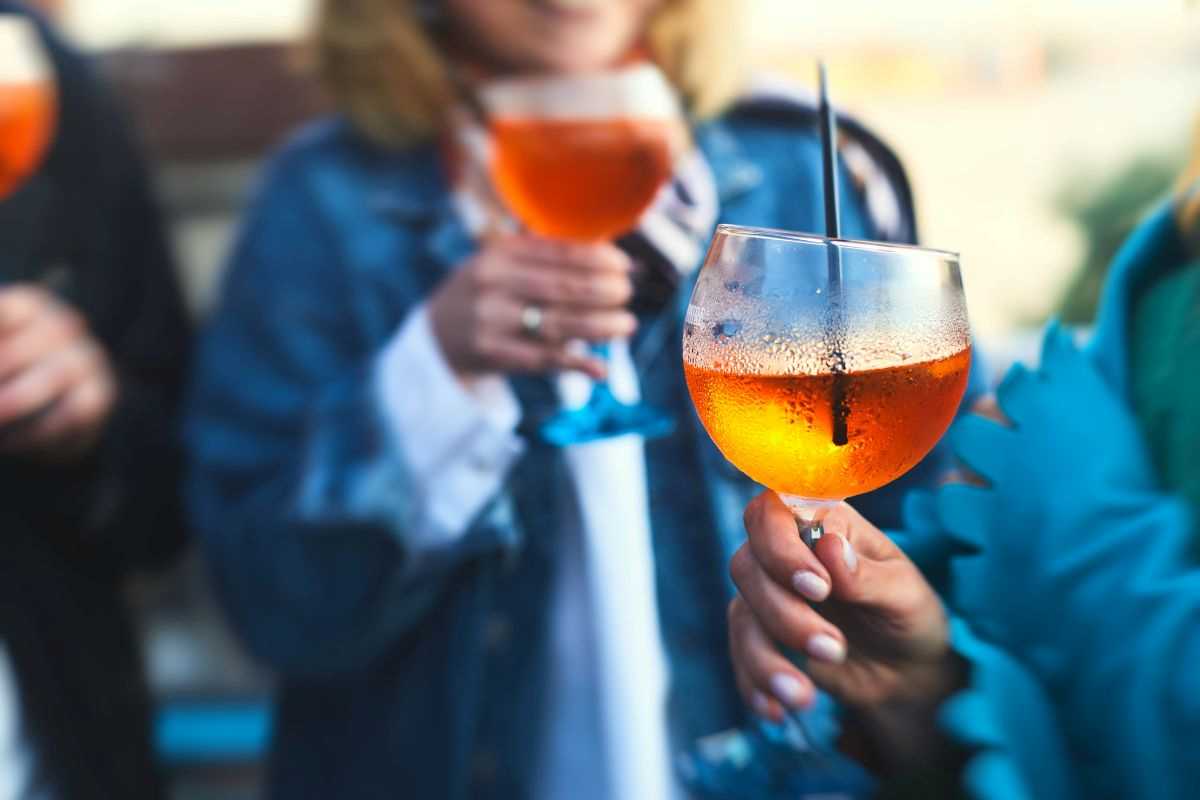 donne che bevono uno spritz
