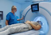 uomo che si sottopone alla tac al torace per screening tumore al polmone