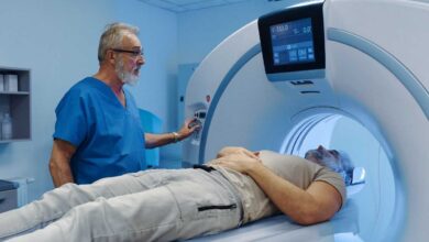 uomo che si sottopone alla tac al torace per screening tumore al polmone