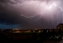 temporale estivo sopra una città con fulmini