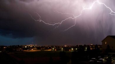 temporale estivo sopra una città con fulmini